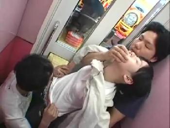 初めて来たパ男性器店で見知らぬ男たちに性的暴行されフェラチオ強要される童顔素人娘ロリ顔射イラマチオレイプ乱交露出のエロ動画