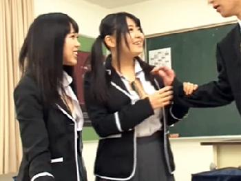 「触りたかったんでしょ？W」教え子のパンチラ誘惑で理性が吹っ飛び中出しW巨乳女子校生3Pのエロ動画