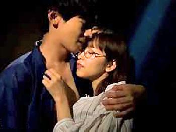 「挿れて欲しいの…」年上編集長と年下彼氏のイチャイチH巨乳お姉さんめがねのエロ動画