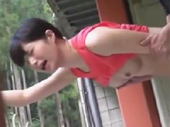 高地トレーニングで山奥にこもってミニ系な陸上女子を犯すコーチ美少女ロリ中出し盗撮のエロ動画