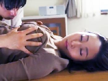 冷酷性的暴行魔が近所の美人奥さんを気絶させて拉致って中出し調教！お姉さん人妻レイプのエロ動画