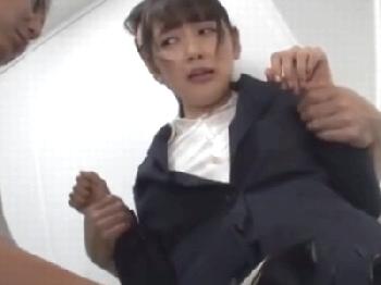 残虐男達に服をハサミで切られた挙句婦女暴行される美人オフィスレディお姉さんOLレイプのエロ動画