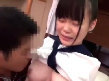 『オッサンの大っきいッ』童顔女子校生に巨大チンポをぶち込み調教！ロリパイパン顔射のエロ動画