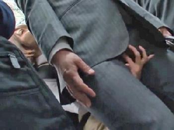 満員電車でリーマンに逆痴漢する痴女女子校生と車内パコ美少女のエロ動画