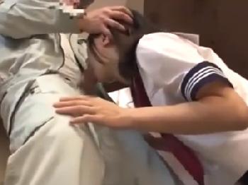 お留守番中のセーラー服幼顔女子校生の小さなお口に巨大チンポぶち込み正気を失わせてパイパンマンコに中出し美少女ロリイラマチオレ...