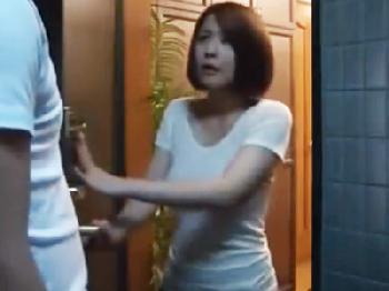 夫が寝た後に若い男を部屋に連れ込み不貞交尾に夢中になる淫乱妻人妻顔射のエロ動画