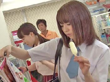 スマホに夢中で挿入されても無反応な女子校生とのフェチファック美少女中出しのエロ動画