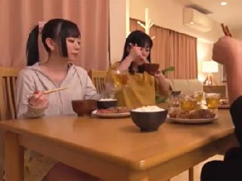 清潔感のある黒髪美形少女が台所で隠れて手コキ＆フェラチオチオ抜き美少女ロリのエロ動画