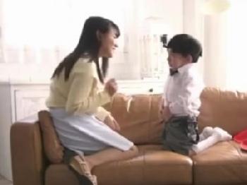 ガチショタミニマム監督がデカパイお姉さんとアクバティック絡み巨乳のエロ動画