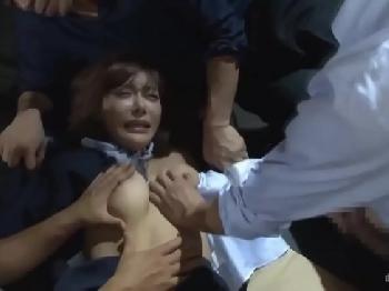 明日花キララが複数強姦され号泣W巨乳ギャル顔射レイプのエロ動画