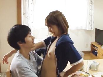 彼女の友人を家に連れこんでご飯も下半身繋がったままする欲望SEX生活美少女お姉さん痴女ハメ撮りのエロ動画