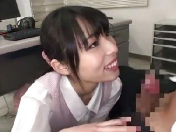就業中にも関わらず上司のイチモツを机の下からフェラチオ抜きするド淫乱OL痴女のエロ動画