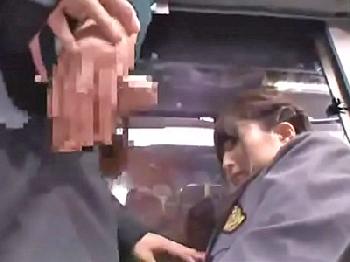 バス内で男性器を見せつけられ犯されてしまう女子校生美少女痴漢のエロ動画