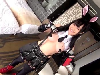 黒髪童顔のくせして巨乳巨乳な神レイヤー！カメコの言いなりになって顔面射精パコ美少女コスプレ顔射ハメ撮りのエロ動画