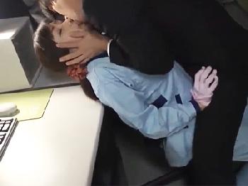 「仕事中なのよ‥…」ビル清掃のおばちゃんが美人すぎて男性社員に求められるWお姉さん熟女宮部涼花のエロ動画