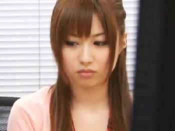 『先輩‥今はダメ‥』会議中に上司に迫られて声を押し殺しながら快感で身悶えるきれいなお姉さんOL美少女のエロ動画