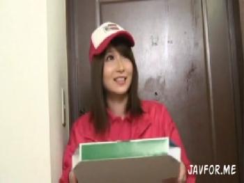 デリバリーピザの宅配にやってきたギャルに勃起チンポ見せたら性行為できたった美少女お姉さん痴女のエロ動画