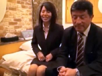 エロミッションを残してスレンダーOLと中年上司をラブホテルで二人きりにした結果中出し盗撮のエロ動画