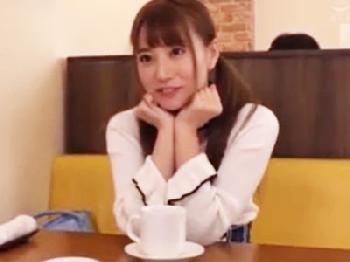 エッチな彼女がファミレスでこっそりフェラチオ抜き→ホテルに移動してコンドームなしファック！美少女痴女のエロ動画