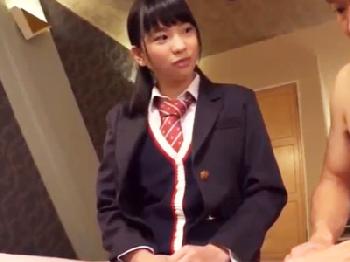 制服のまま挿入されハメ倒されるも感じちゃうニーソックス美脚の女子校生美少女のエロ動画