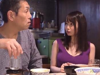 親父の再婚相手がド痴女→晩御飯の最中も机の下で男根触ってくるアブノーマルお義理の母さんと禁断セックス人妻近親相姦のエロ動画