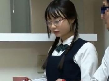 メガネの似合う地味系女子校生が室内でガチハメされて腰砕けアクメ美少女めがね顔射のエロ動画