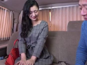 清潔感あふれるのに色気が駄々漏れな美人奥様を口説き落として禁断中出し人妻ナンパのエロ動画