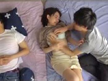 隣に彼氏が寝ているのにガッツリ寝取られる彼女巨乳美少女のエロ動画