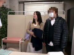 夫の横でマッサージ師に凌辱された美人マダムを隠し撮り！人妻レイプ盗撮のエロ動画