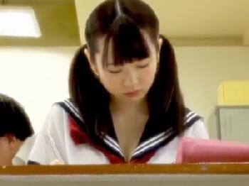 清潔感あふれる美形少女女子校生の着替え覗いたらぷるんぷるん乳房で思わず襲撃ハメW巨乳美少女ロリのエロ動画