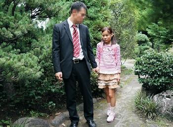 再婚相手の連れ子J〇がドストライク！妻よりも連れ子に手を出す残虐親父！美少女ロリ近親相姦のエロ動画