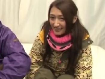 若い男にジュースをわざとこぼしてパンツを脱がせ巨大乳房で誘惑する奥様巨乳人妻のエロ動画