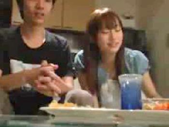 宅飲みにきてた兄貴の彼女を夜這いし激ファック巨乳美少女レイプのエロ動画