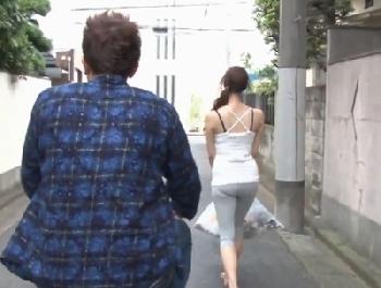 執拗にストーキングされたマダムがオナニー姿を見られて双方合意の浮気ファックW巨乳人妻レイプのエロ動画