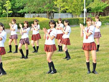 枕で仕事を取るAKBより素晴らしい金のなるアイドル巨乳美少女乱交露出のエロ動画