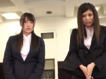 セクハラ面接にブチぎれた就活女子大生2人が面接官をなじりながら陰茎ぐりぐり踏んで射精させる美少女痴女OLM男のエロ動画