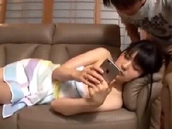 『お兄ちゃんダメッ』無防備な格好で部屋を彷徨く妹に欲情した兄が容赦なく男性器を生ズボ中出し美少女近親相姦のエロ動画