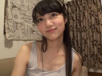 微乳の童顔美形少女が勃起肉棒を一生懸命にフェラチオチオ→顔面射精フィニッシュ美少女ロリ顔射のエロ動画