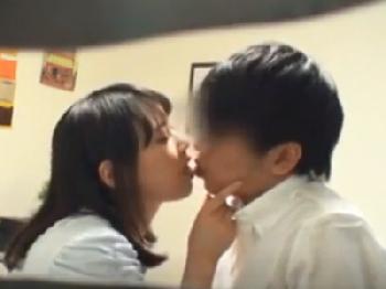 思春期ゆえにお姉さんの胸に目が行っちゃう男子を優しく欲望処理する巨大乳房家庭教師巨乳のエロ動画