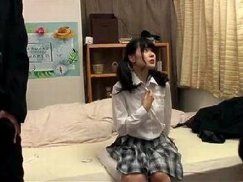 『ちょっと…見すぎじゃない？』同級生カップルがイジメられっ子の部屋にきてSEX→彼氏よりもデカい巨大チンポを見せつけて寝取ら...