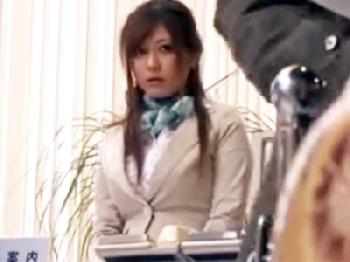 美術館で勤務中に客にレイプされ潮吹きしながらイっちゃう美人受付嬢お姉さん中出しのエロ動画