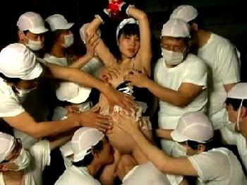 ヒェッ！無数の手に犯されるガチ童顔女子！言われるがままハメ倒されるメイドミニマム女子美少女コスプレ乱交のエロ動画