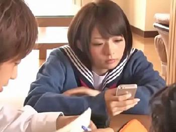 こたつの中で友人の妹にイタズラ→家族に隠れて中出しSEX女子校生美少女のエロ動画