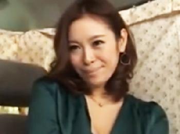 『じゃあ少しだけなら‥』謝礼とデカチンで釣った美人で上品な奥様に無許可中出し成功！巨乳素人人妻ハメ撮りナンパのエロ動画