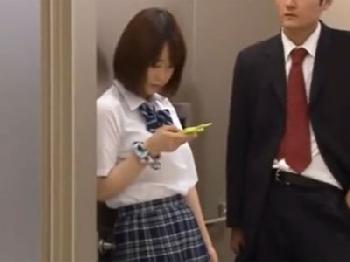 制服姿の美形少女女子校生がエレベーターのドアに挟まってしまい→無慈悲な中出し展開美少女レイプのエロ動画