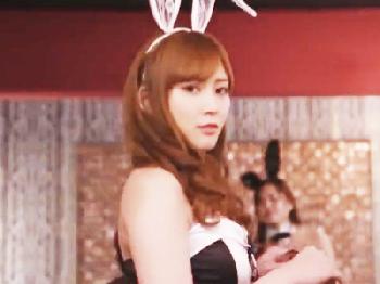 カジノでディーラーのバニーガールに誘惑されてポーカーテーブル上で中出しSEX美少女痴女コスプレのエロ動画