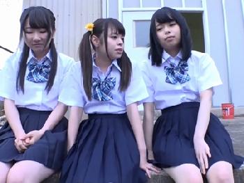 Aカップの小さいおっぱいい無毛女子校生たち3人と乱交できるハーレムパコ美少女ロリ中出しのエロ動画