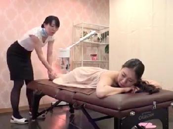 カップルエステで媚薬使われ彼氏の隣で声の出せない寝取られFUCK巨乳お姉さんマッサージのエロ動画