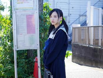 内気そうな女子校生に痴漢→バレないと思ったら逆に誘われて馬なり中出しW美少女痴女のエロ動画