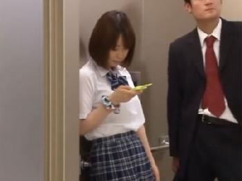 制服姿の巨乳女子校生がエレベーターに挟まってしまい→強引中出しレイプ美少女のエロ動画